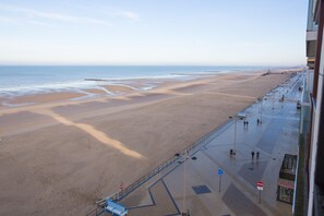 Apartment | Balcony - Huize Noordzee Located Directly on the Beach (Middelkerke)
