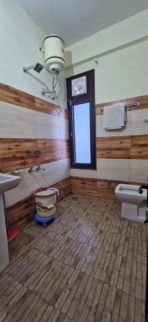 Deluxe-Doppelzimmer, Balkon, Bergblick | Badezimmer | Dusche, Hausschuhe, Handtücher, Seife