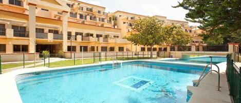 Apartment | Pool | Outdoor pool