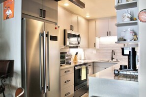 Køleskab, mikrobølgeovn, ovn, kogeplade