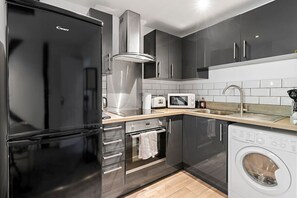 Kjøleskap, mikrobølgeovn, ovn og kokeplater