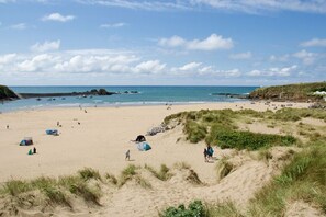 Une plage de sable avec des tentes et des gens.
