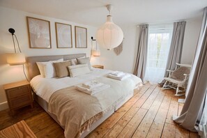 4 bedrooms, desk, iron/ironing board, WiFi