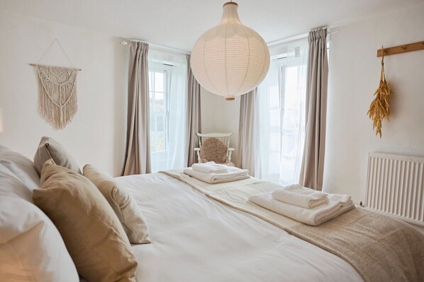 4 室のベッドルーム、デスク、アイロン / アイロン台、WiFi