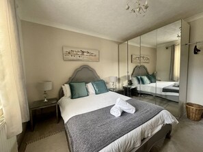 2 bedrooms, iron/ironing board, WiFi, bed sheets - Charming 2-Bed Cottage, Exmouth | Sleeps 3 (Bystock)