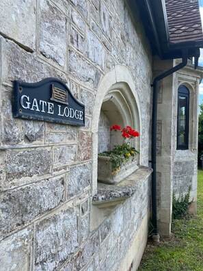 Unclassified image, 2 of 53, button