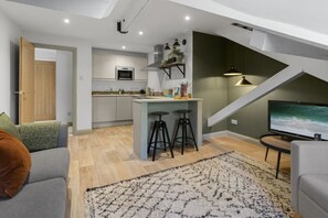 TV - City Centre Loft Apartment | Sleeps 5 | Fast Wifi (Devon)