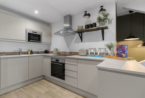 Fridge, microwave, oven, toaster - City Centre Loft Apartment | Sleeps 5 | Fast Wifi (Devon)