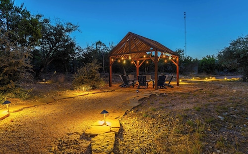 Creator Cabin - Contemporary Getaway w/ Sauna