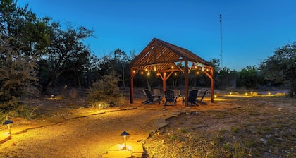 Creator Cabin - Contemporary Getaway w/ Sauna