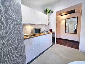 Een koelkast, een microgolfoven, een kookplaat