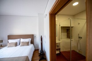 4 bedrooms, desk, iron/ironing board, travel cot - Old house restored in Douro, 5 km from Vila Real. Comfort and tranquility. (Vila Real)
