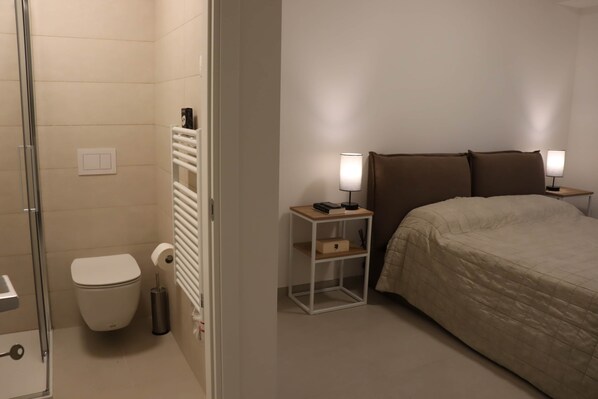 2 habitaciones, tabla de planchar con plancha, wifi y ropa de cama