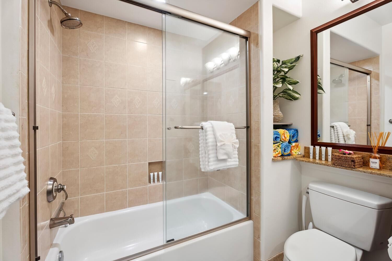 Et moderne badeværelse med bruseniche, badekar og toilet.