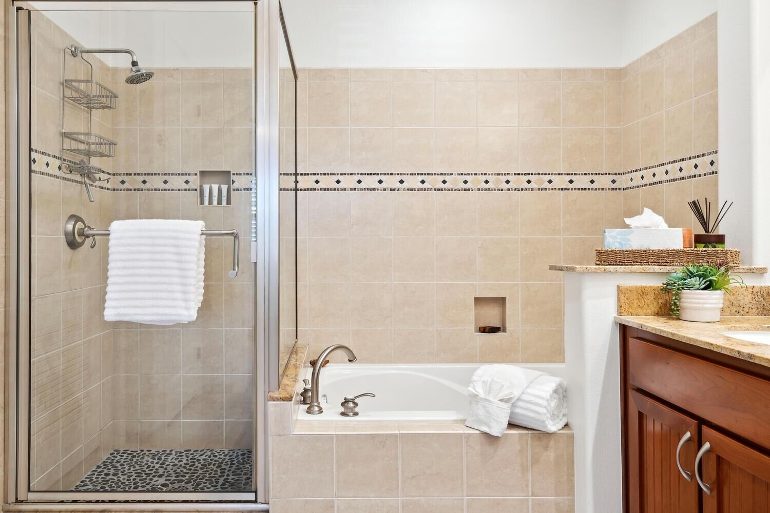 Ein modernes Badezimmer mit Glasdusche, freistehender Badewanne und einem Holzwaschtisch mit Waschbecken.