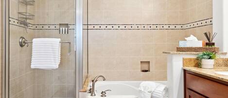 Ein modernes Badezimmer mit Glasdusche, freistehender Badewanne und einem Holzwaschtisch mit Waschbecken.