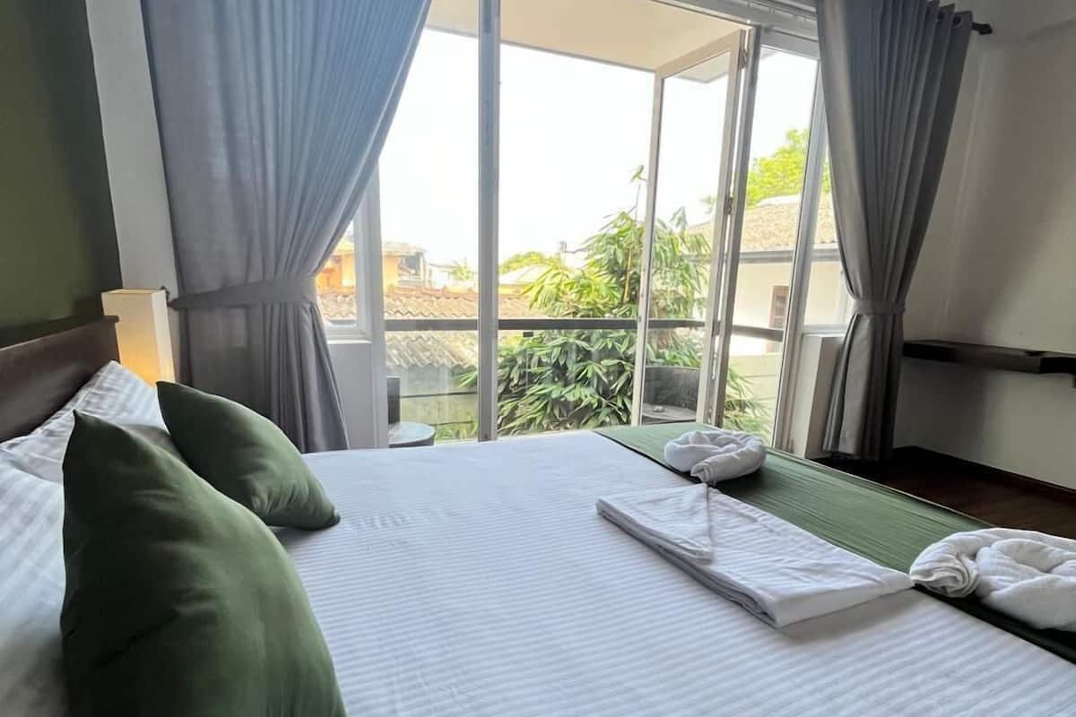 Deluxe Double Room, Balcony | Egyptian cotton sheets, premium bedding, desk, laptop workspace