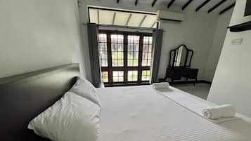 Kamar Double Standar | Seprai katun Mesir, seprai premium, dan meja kerja