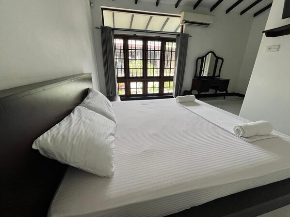 Standard Double Room | Egyptian cotton sheets, premium bedding, desk, laptop workspace