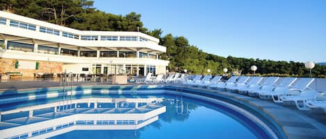 Una piscina al aire libre de temporada