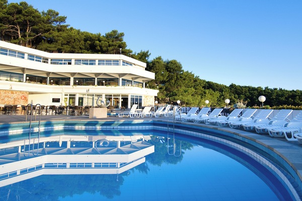 Seasonal outdoor pool, sun loungers