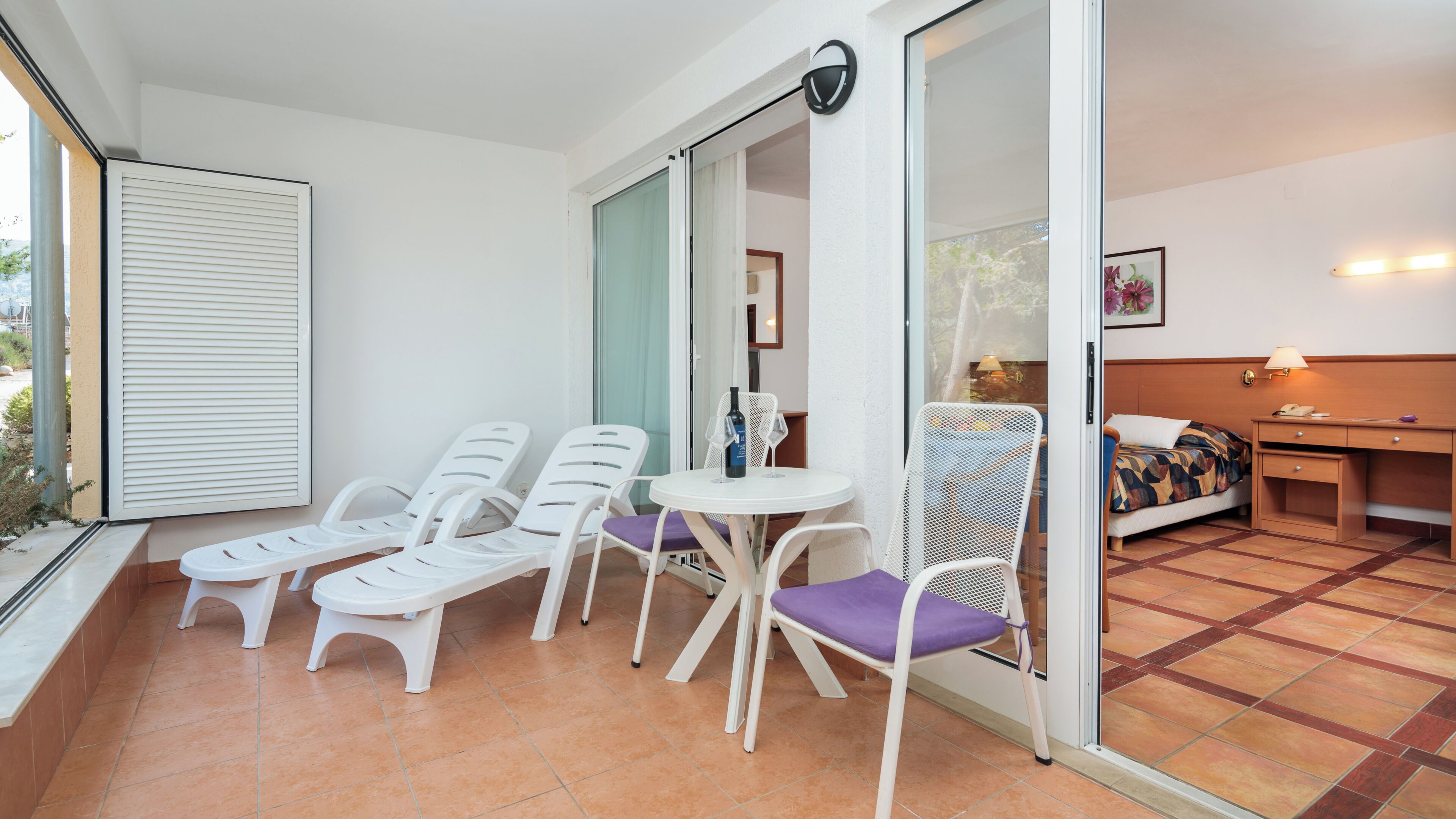 Cribs (surcharge), WiFi (free), bed sheets