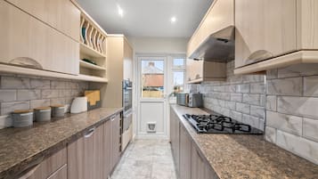 House | Private kitchen | Fridge, microwave, oven, stovetop