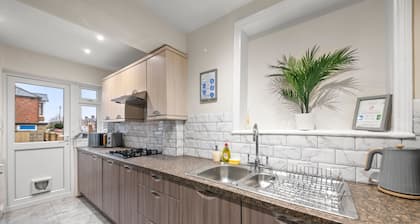 Large 5 Bedroom-free Parking-great Transport Links