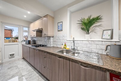 Large 5 Bedroom-free Parking-great Transport Links