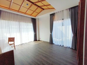 Luxury Pool Access Suite | Living area