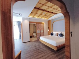 Quarto de hotel moderno com cama de madeira, uma janela grande e uma porta japonesa tradicional deslizante.