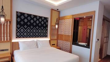 Deluxe Double Room, Garden View | Peti besi dalam bilik, meja, ruang kerja komputer riba