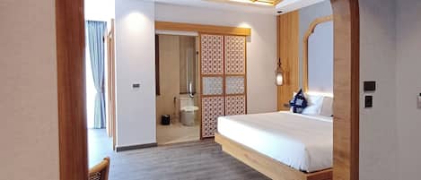 Luxury Pool Access Suite | In-room safe, desk, laptop workspace, blackout drapes