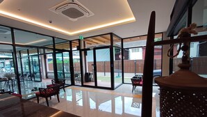 Un interior moderno con puertas de vidrio que dan a una zona de estar exterior.