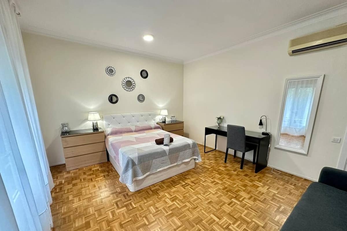 Classic Quadruple Room, Shared Bathroom | Meja, seterika/papan seterika, Wi-fi percuma, cadar katil
