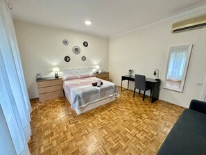 Desk, iron/ironing board, free WiFi, bed sheets - Rooms Villarroel (Barcelona)