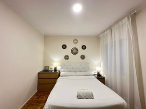 Desk, iron/ironing board, free WiFi, bed sheets - Rooms Villarroel (Barcelona)