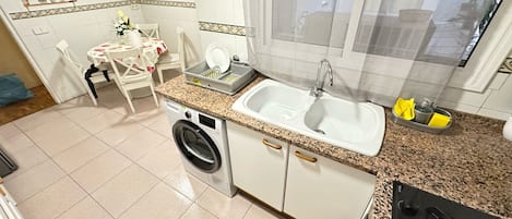 Réfrigérateur, micro-ondes, plaque de cuisson