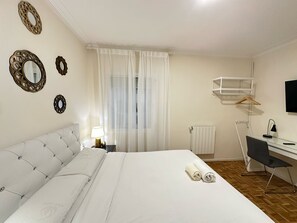 Desk, iron/ironing board, free WiFi, bed sheets - Rooms Villarroel (Barcelona)