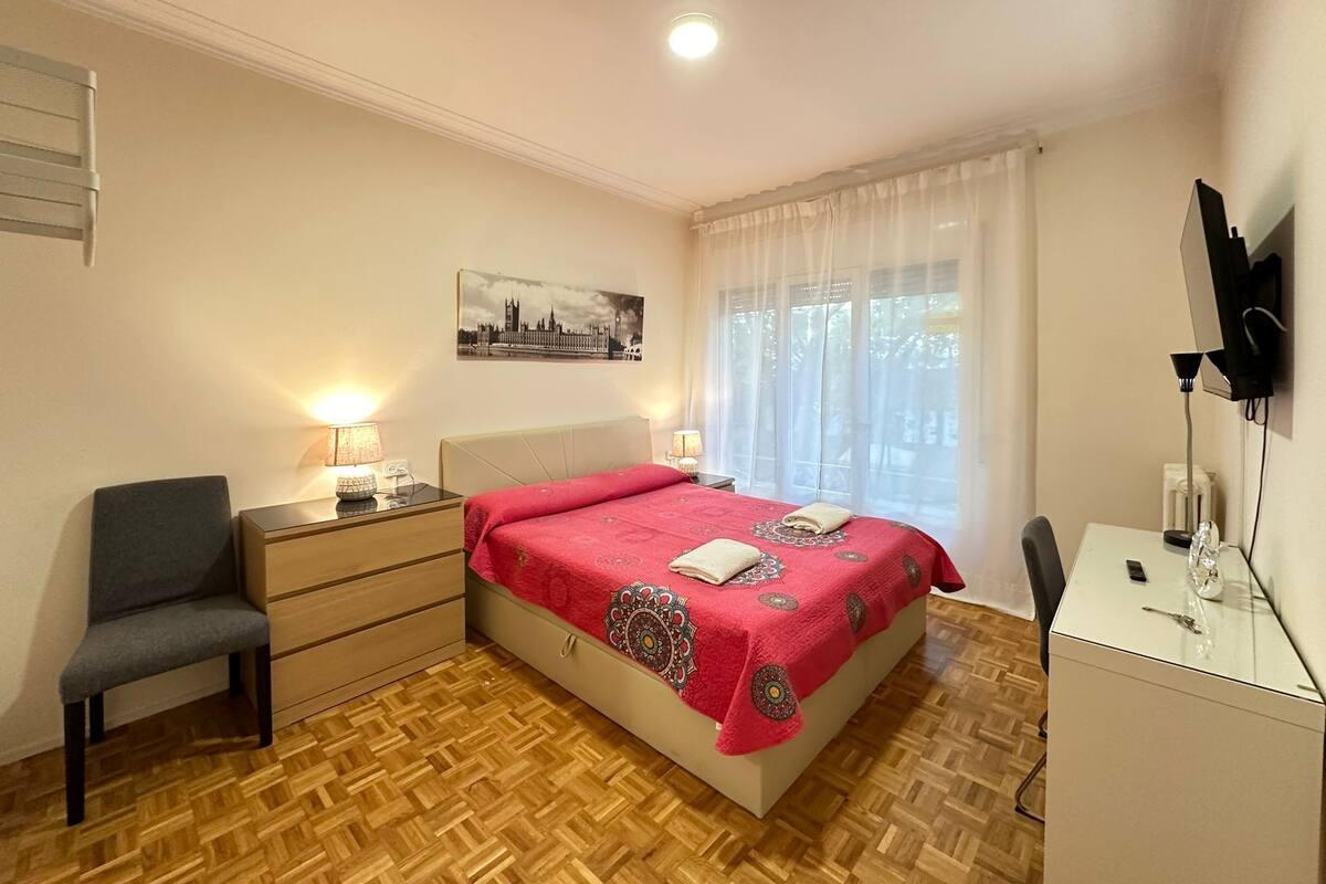 Classic Double Room, Shared Bathroom | Meja, seterika/papan seterika, Wi-fi percuma, cadar katil