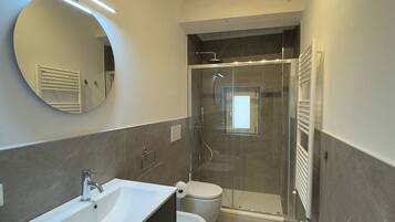 SĂšche-cheveux, serviettes fournies, savon, papier toilette