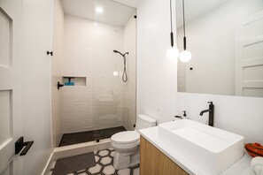 Chuveiro, secador de cabelo, toalhas de banho 