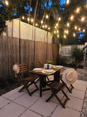 Outdoor dining - Tropical Cottage  (Key West)