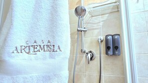 Douche, articles de toilette écologiques, sèche-cheveux, bidet