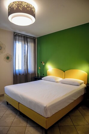 2 habitaciones, tabla de planchar con plancha y cuna de viaje