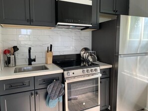 Fridge, microwave, oven, stovetop - Stay In the heart of Wellington (Prince Edward)
