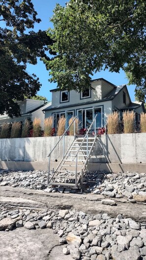 Exterior - Sakura Cottage - Serenity on PEC Waterfront (Prince Edward)
