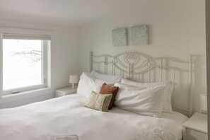 3 間睡房、書桌、熨斗/熨衫板、可攜式嬰兒床