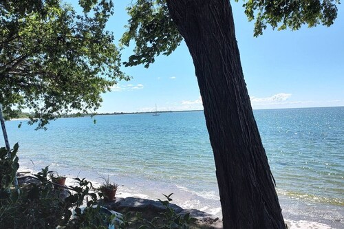 Sakura Cottage - Serenity on PEC Waterfront
