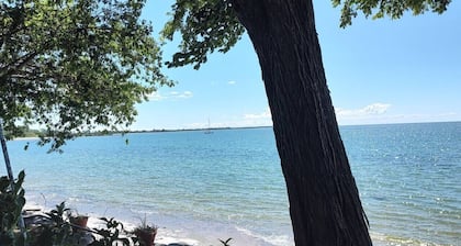 Sakura Cottage - Serenity on PEC Waterfront